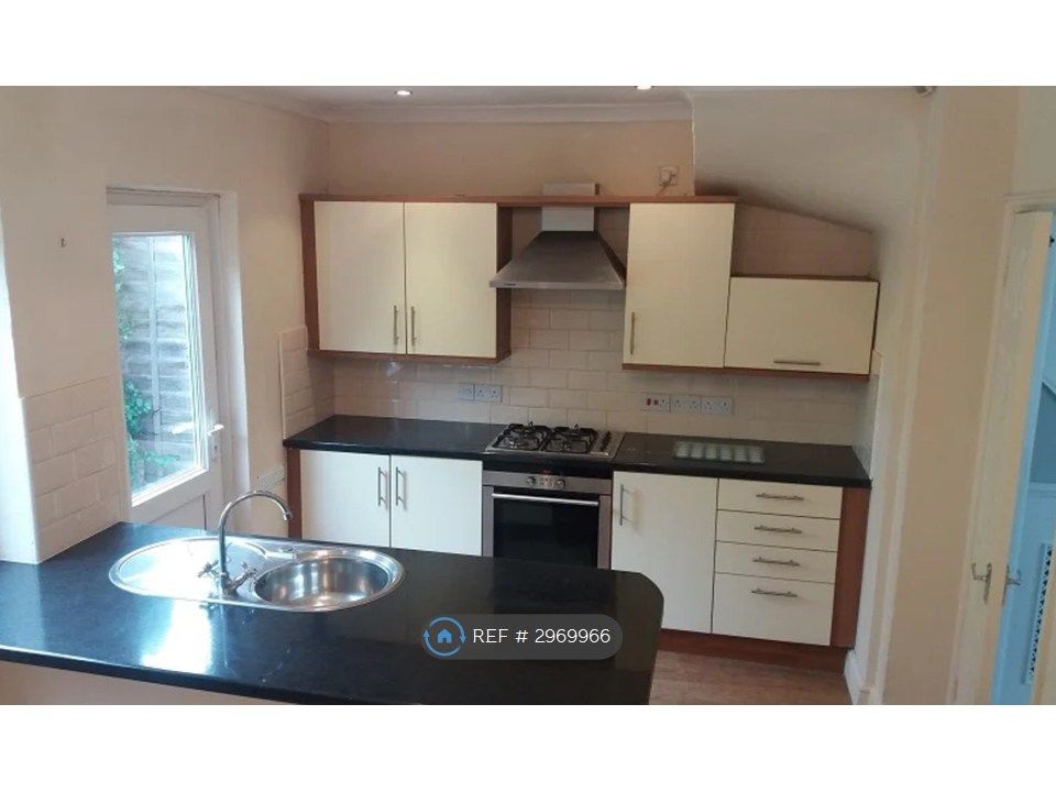 Property photo 3 of 9 Kitchen