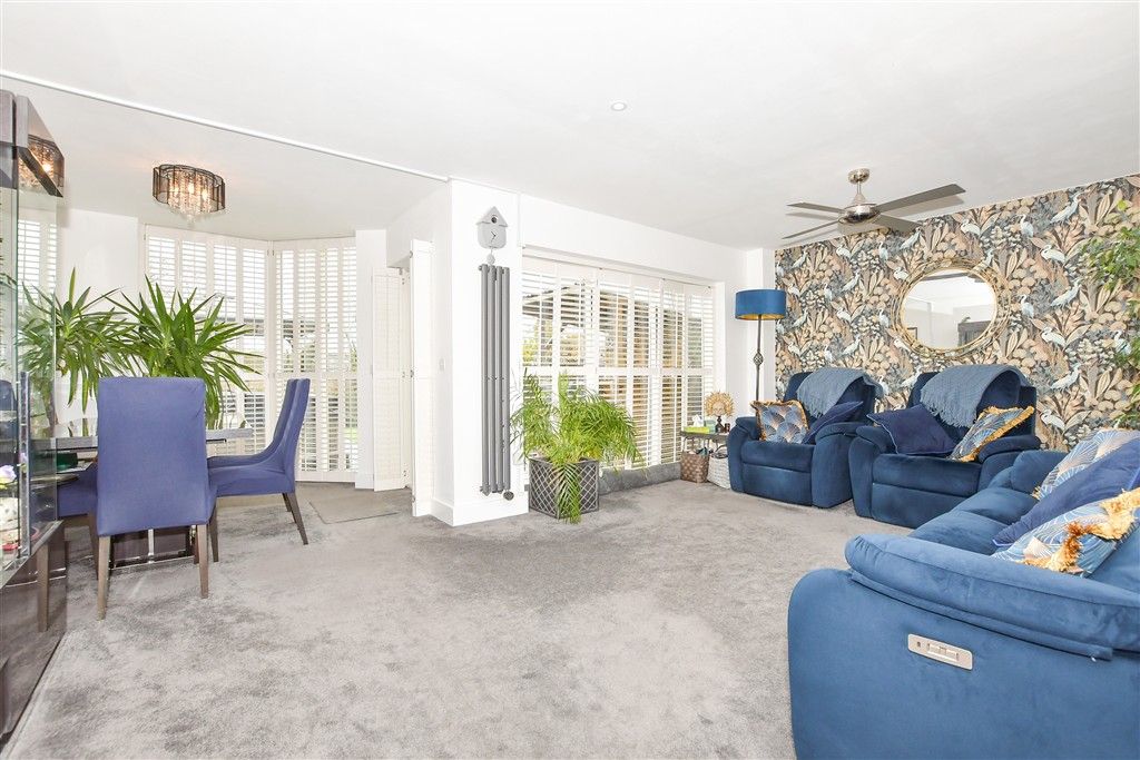 Property photo 3 of 10 Lounge