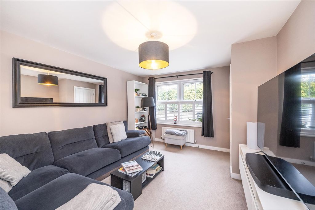 Property photo 3 of 13 2-Probyn-Close-05.Jpg