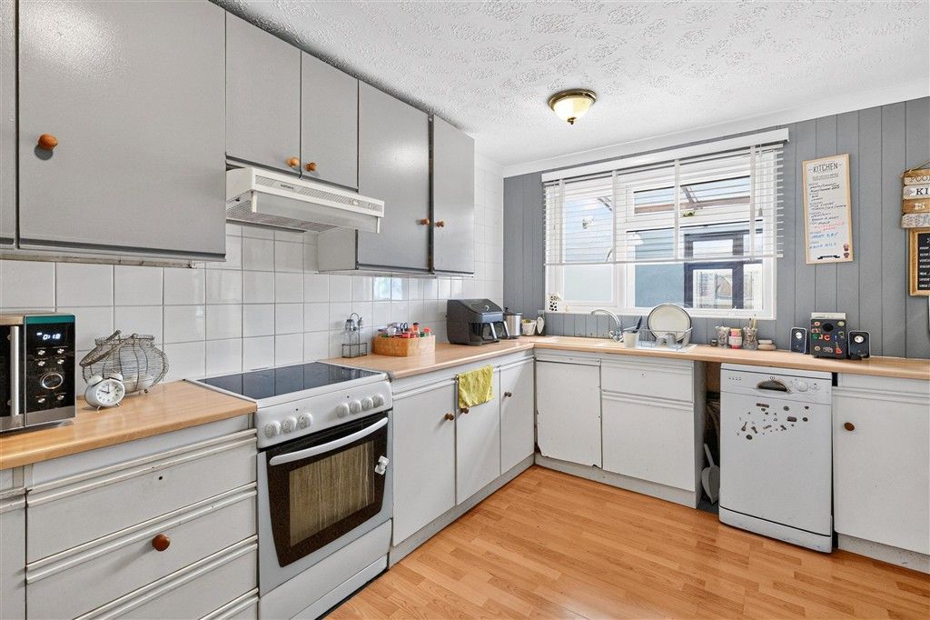 Property photo 3 of 11 Kitchen