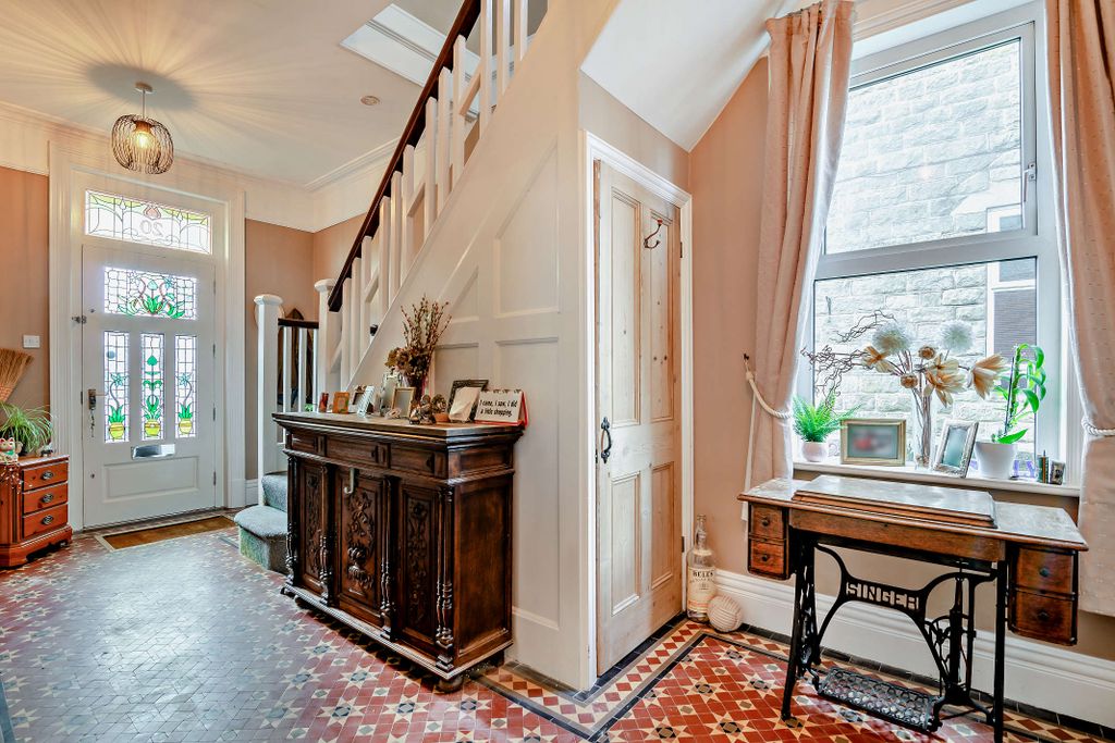 Property photo 3 of 18 Entrance Hallway