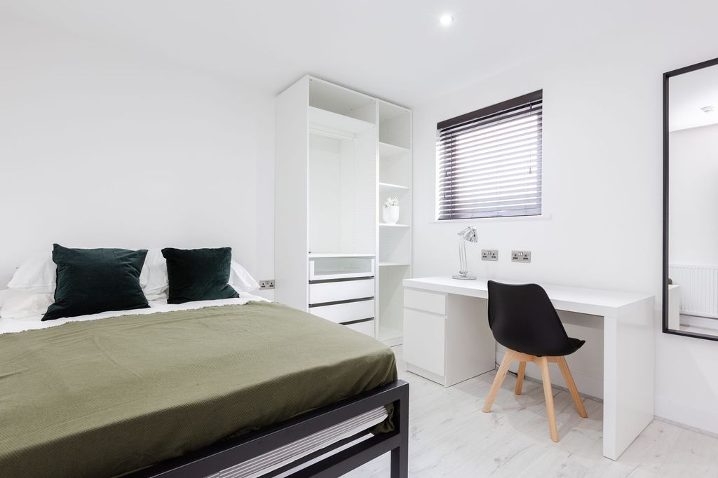 Property photo 3 of 6 Bright And Modern Single Bedroom With Minimalist W...