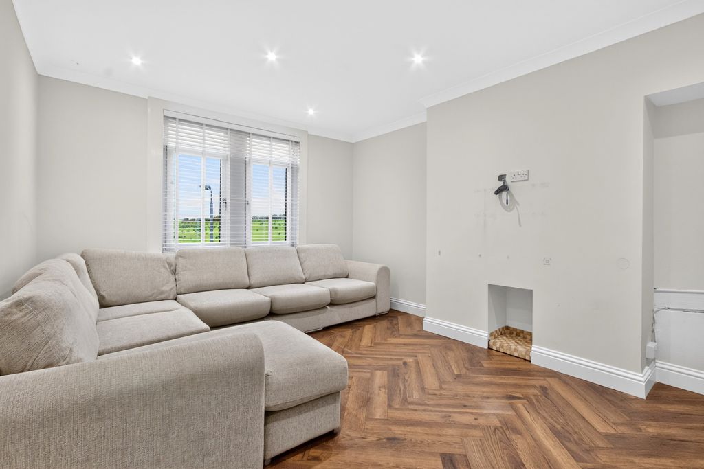 Property photo 2 of 21 Pbox-Img.Jpg