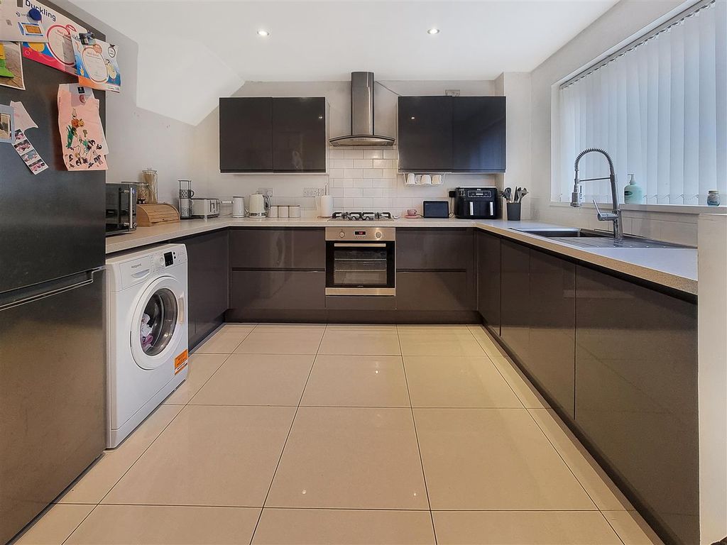 Property photo 3 of 14 90609.Jpg