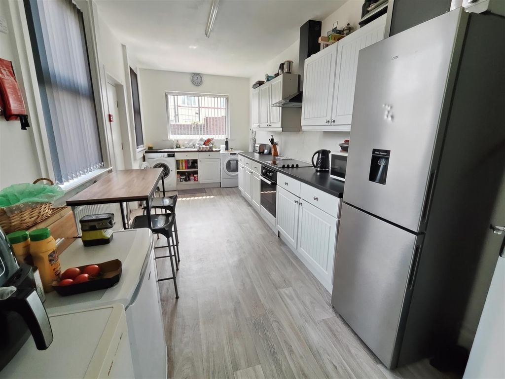 Property photo 3 of 5 Kitchen (Shared)