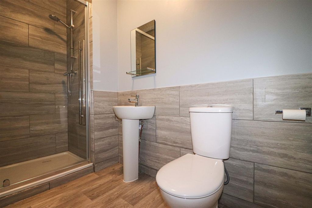 Property photo 3 of 7 2Nelsoncourtshwr.Jpg
