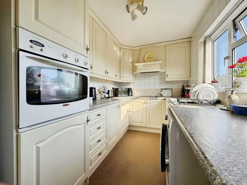 Property photo 2 of 12 Kitchen