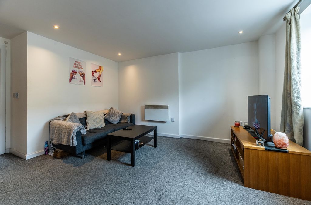 Property photo 3 of 13 104 Cymbeline House 010