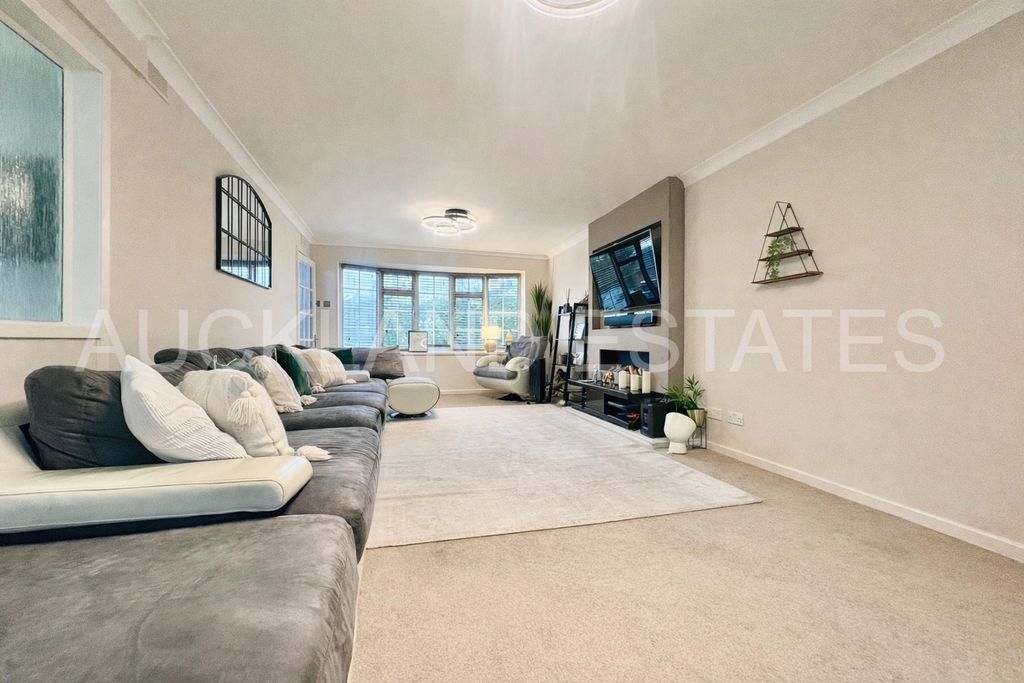 Property photo 3 of 24 Image00010