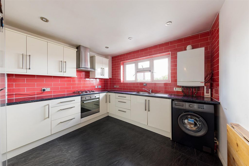 Property photo 3 of 14 Arkley Road, E17