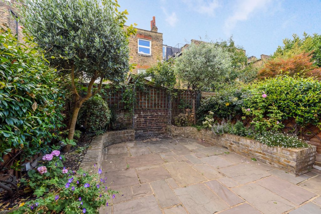 Property photo 2 of 11 Garden