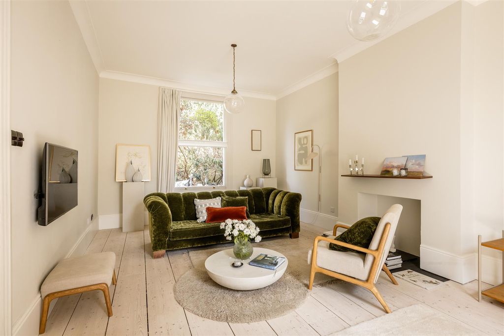 Property photo 2 of 48 Claremont Road, E7