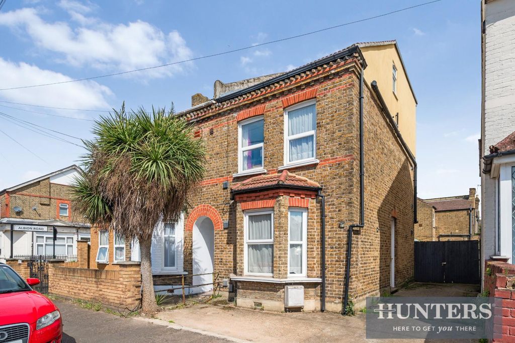 Property photo 1 of 20 Cromwell Road-36.Jpg