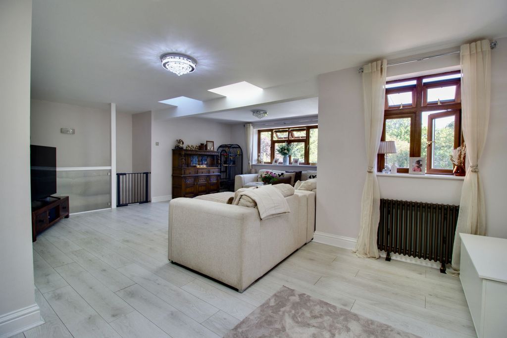 Property photo 3 of 34