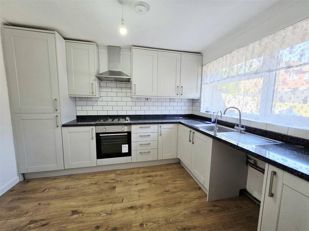 Property photo 2 of 11 Kitchen