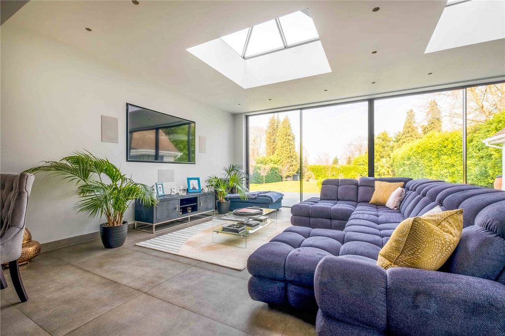 Property photo 3 of 25 Living Room