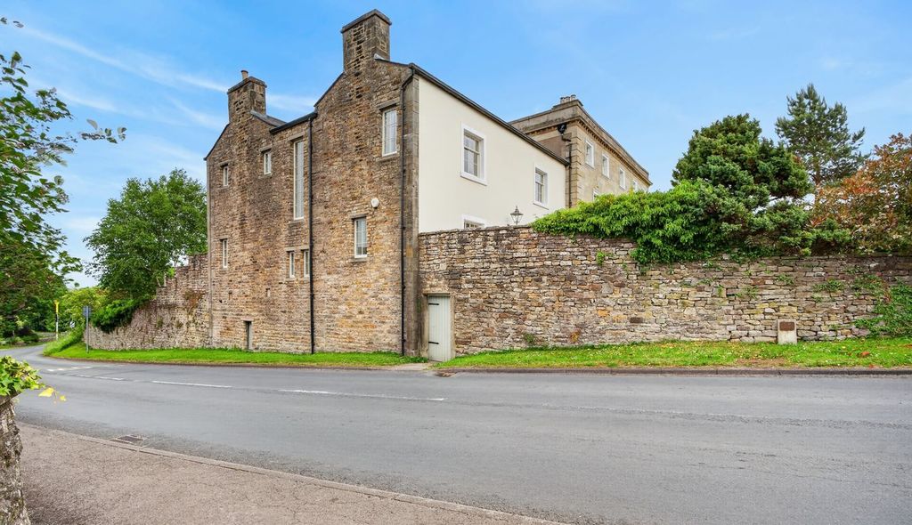 Property photo 2 of 31