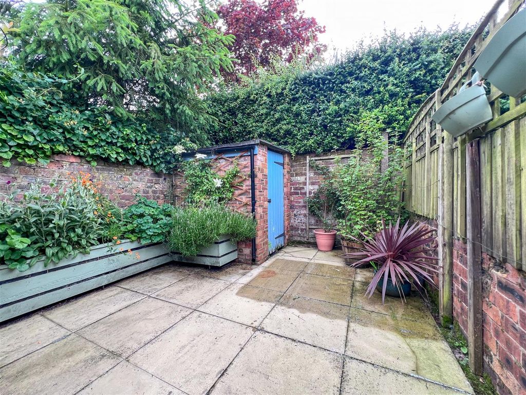 Property photo 2 of 22 Courtyard