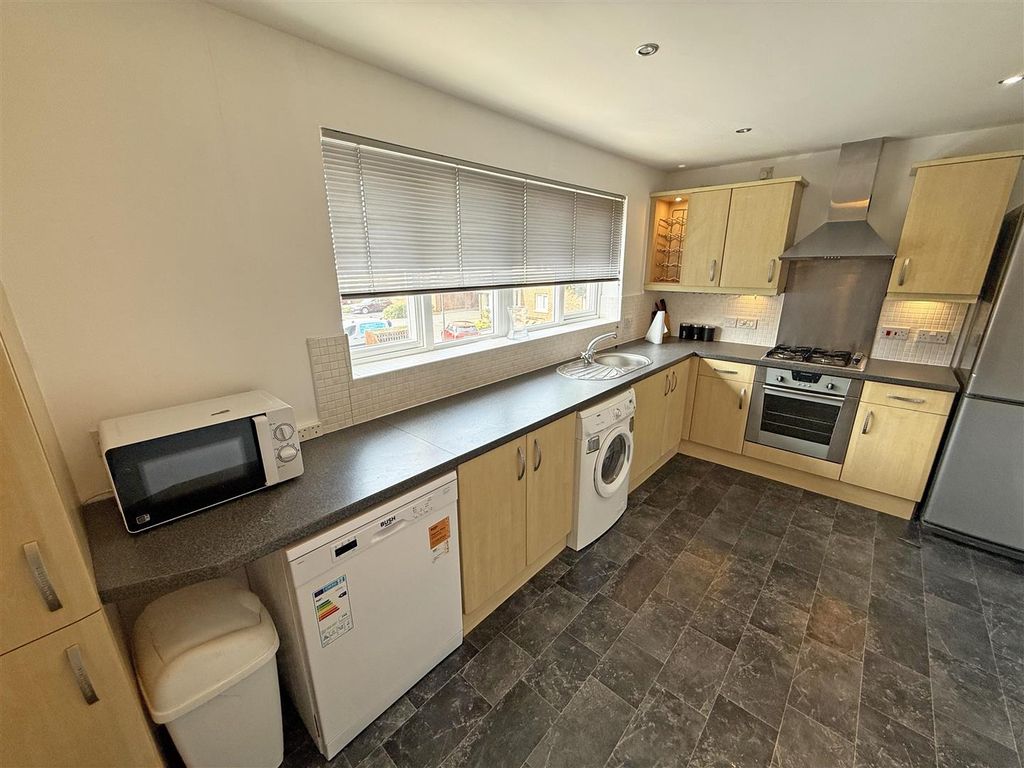 Property photo 3 of 9 Kitchen.Jpg