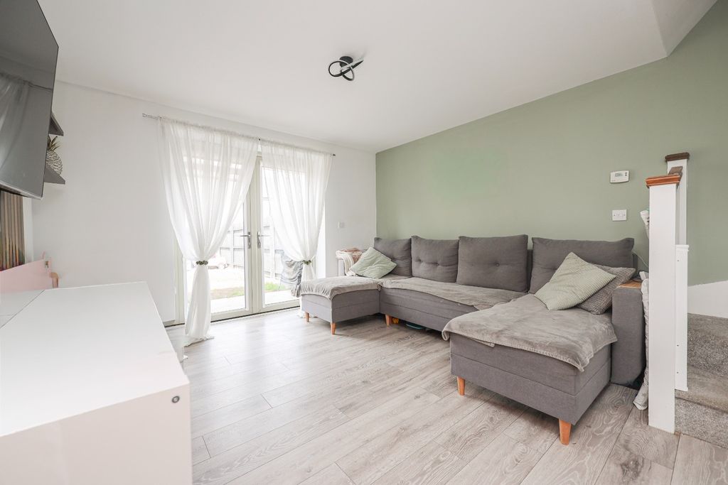 Property photo 2 of 19 5168483