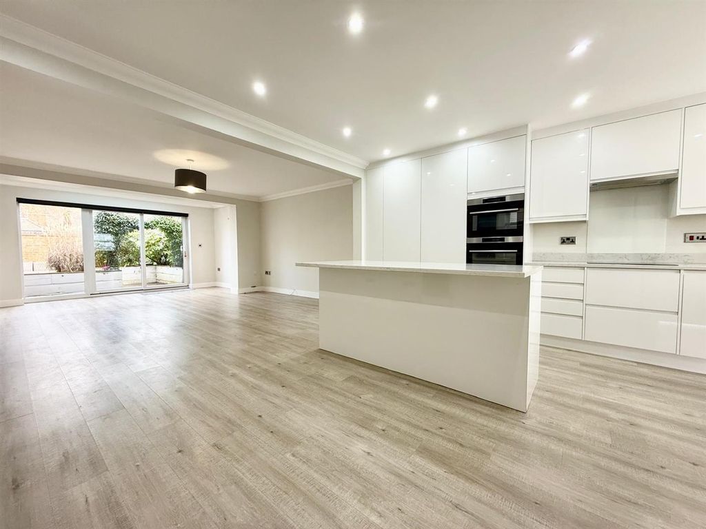 Property photo 3 of 23 16.Jpeg