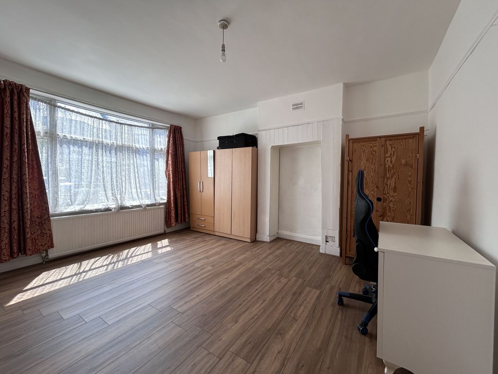 Property photo 1 of 9 Well-Presented Property Featuring Two Spacious Bedrooms Located In N22