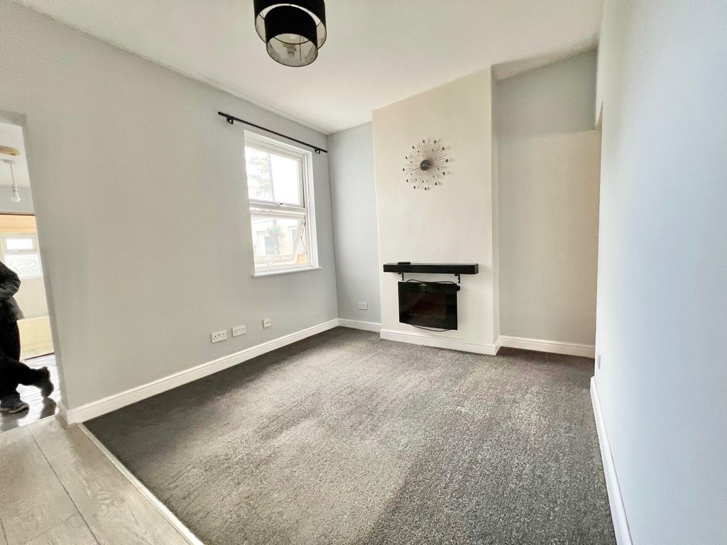 Property photo 1 of 8 Living / Dining