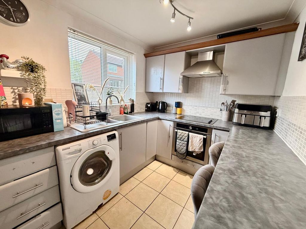 Property photo 3 of 7 Kitchen