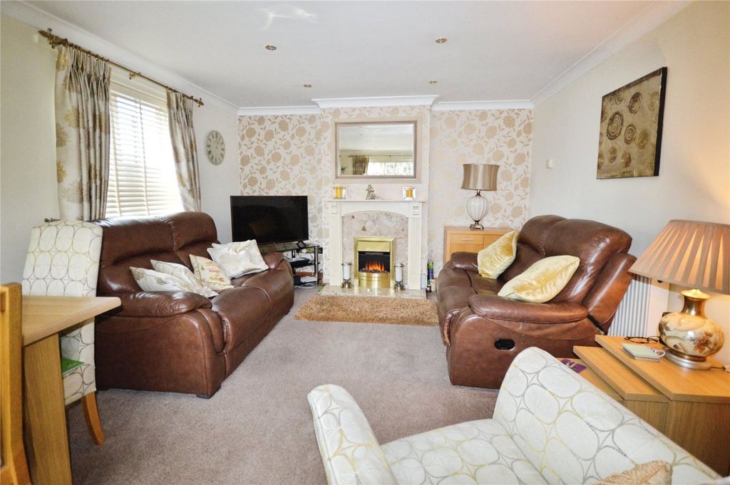 Property photo 3 of 19 Lounge