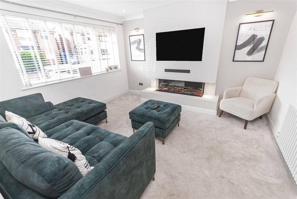 Property photo 2 of 23 Lounge