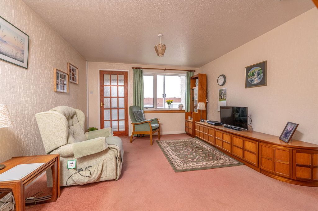 Property photo 2 of 18 Lounge