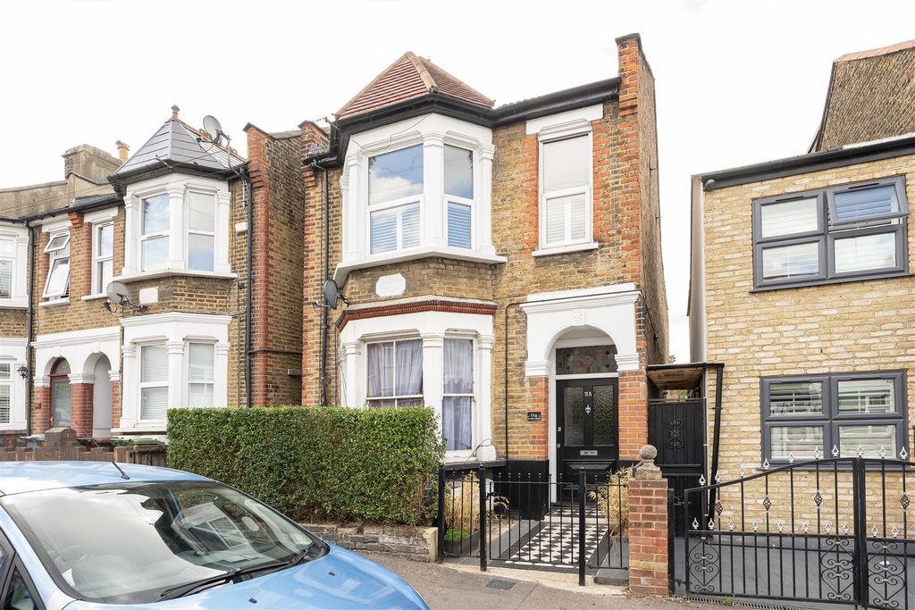 Property photo 1 of 25 St John's Road, E17