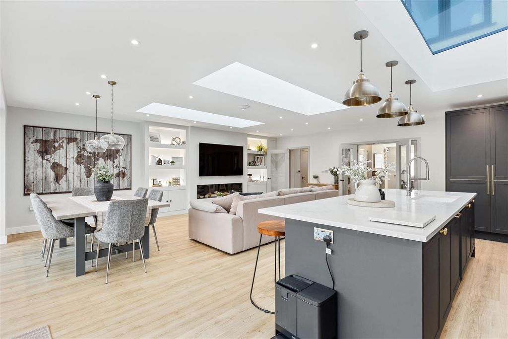 Property photo 2 of 37 Kitchen/Diner/Family Room