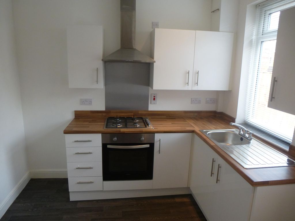 Property photo 3 of 10 Kitchen