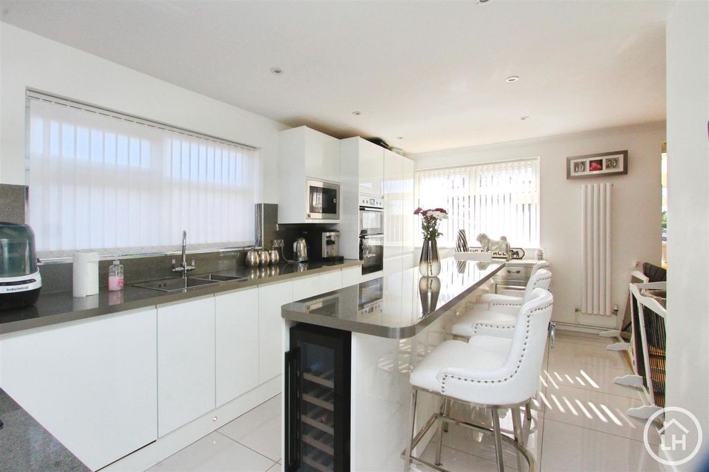 Property photo 1 of 18 Kitchen / Diner