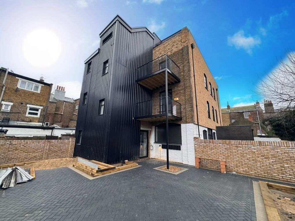 Property photo 1 of 8 Picture No. 11