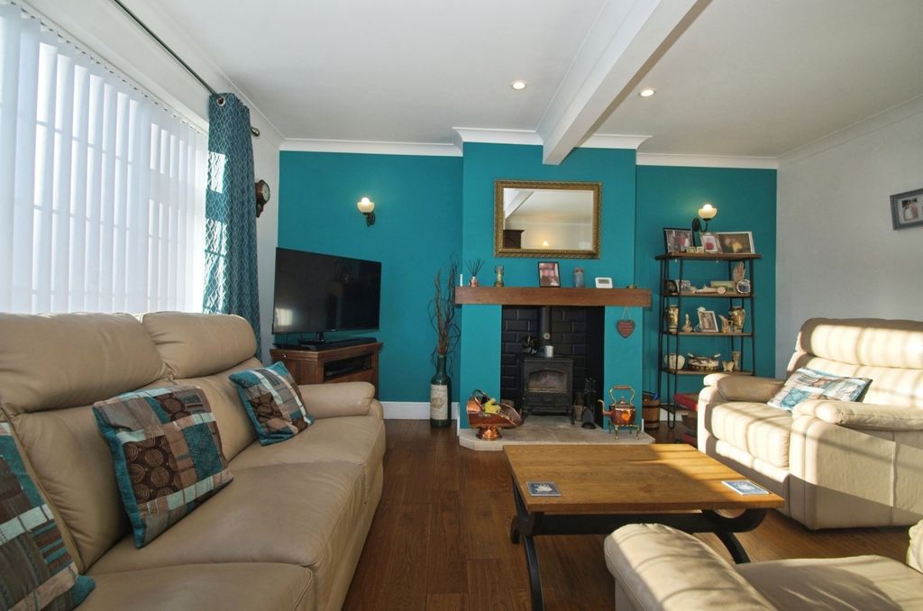 Property photo 3 of 17 Living Room