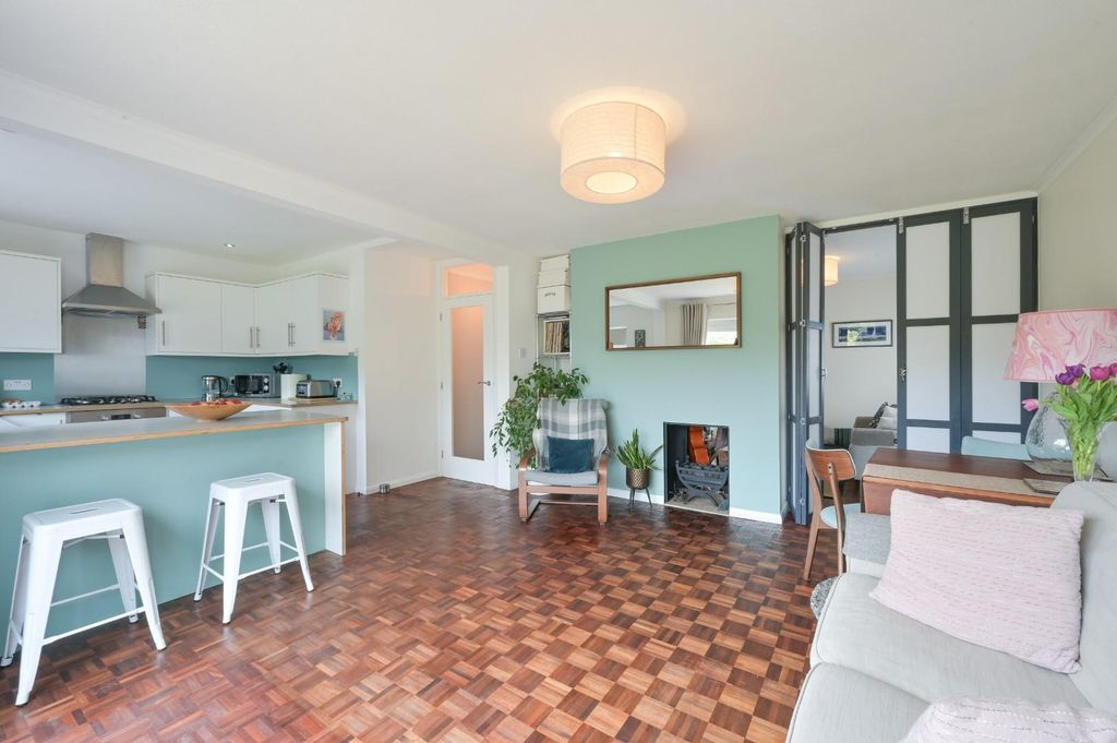 Property photo 3 of 16 Stamford Green Road