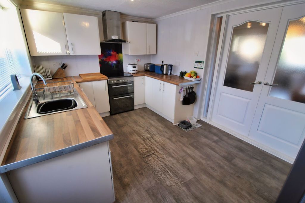 Property photo 3 of 18 Kitchen