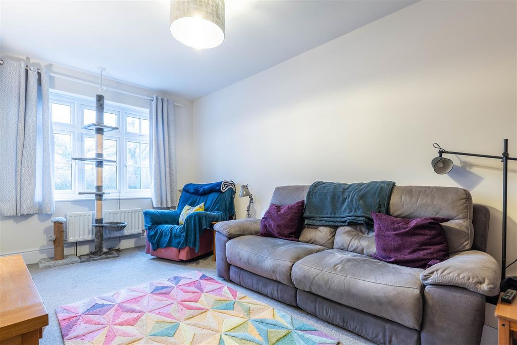 Property photo 2 of 18 Lounge