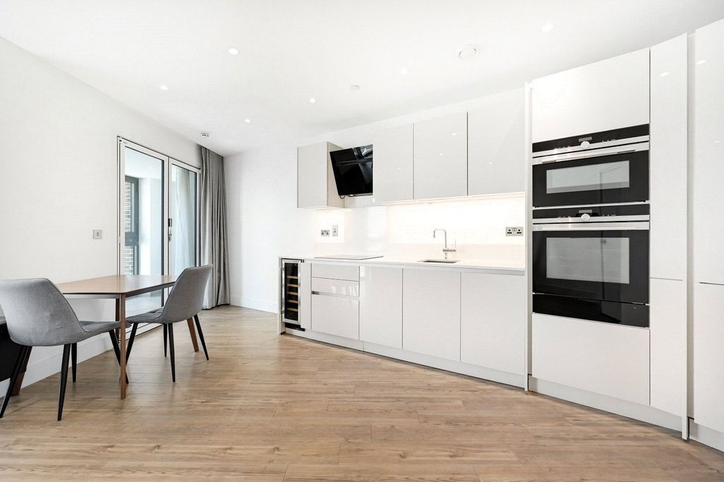 Property photo 2 of 13 Wiverton Tower