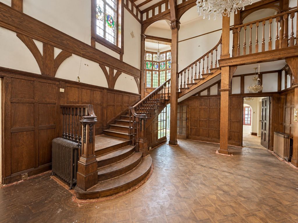Property photo 3 of 39 Entrance Hallway