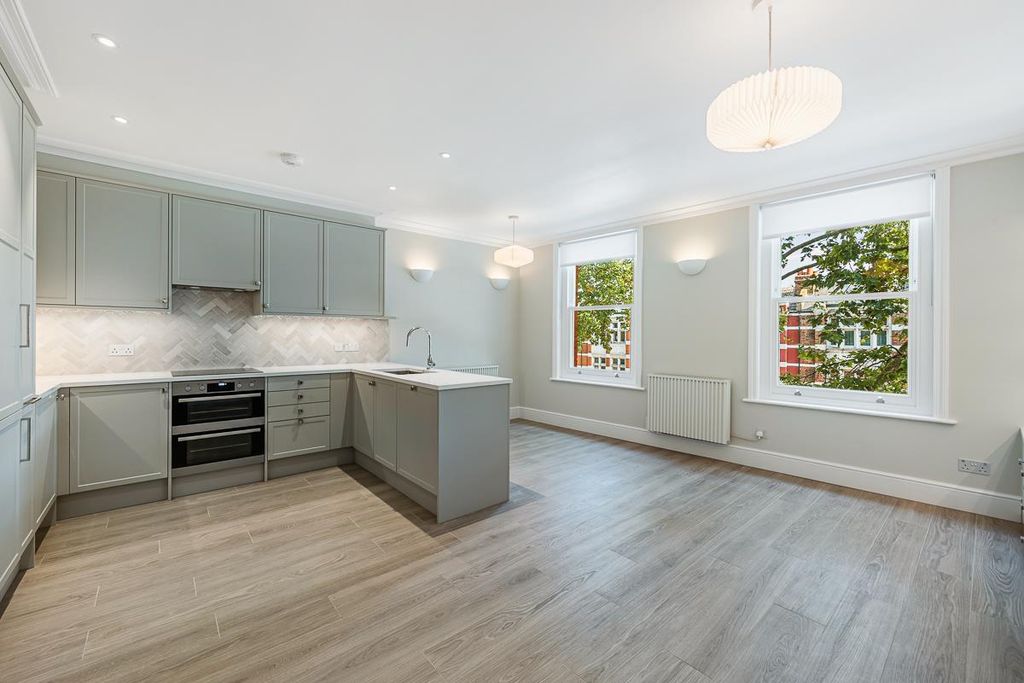 Property photo 1 of 7 Flat 3, 130A Chiswick High Road (2).Jpg