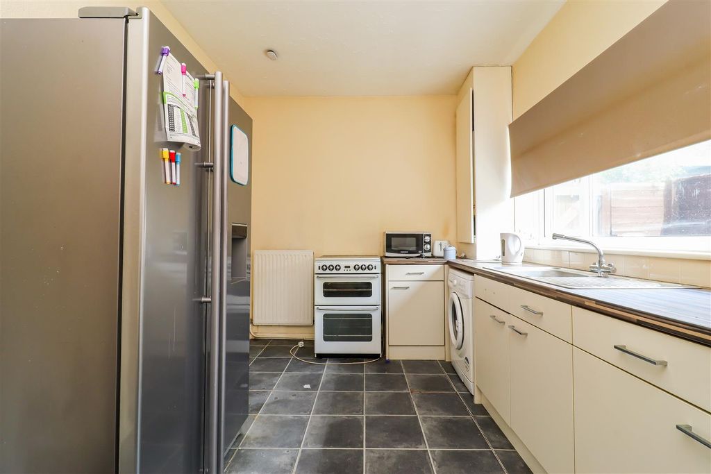 Property photo 3 of 8 Kitchen