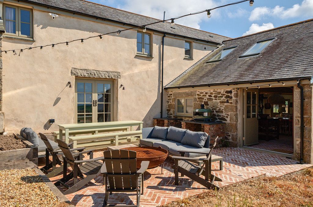 Property photo 2 of 59 1298221-75-682Df7...