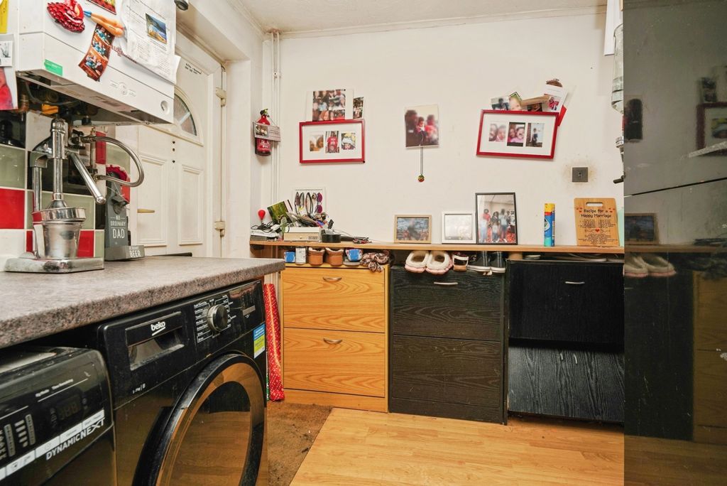 Property photo 3 of 10 Kitchen