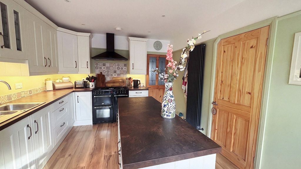 Property photo 3 of 11 Kitchen
