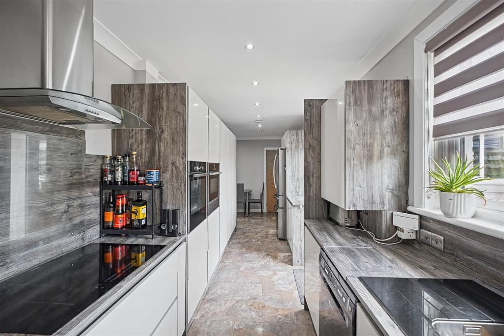 Property photo 2 of 24 Secaurin Avenue-20.Jpg
