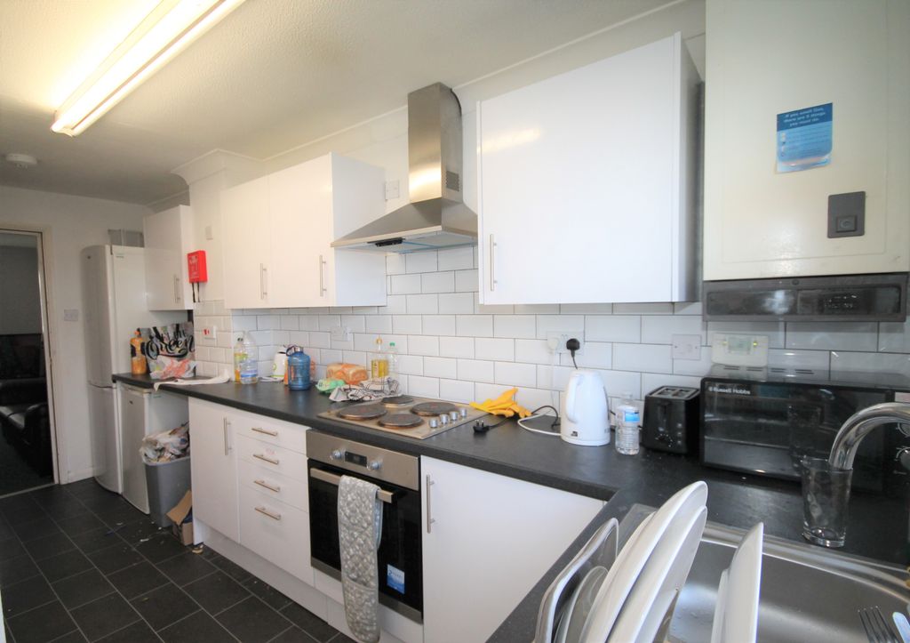 Property photo 3 of 7 Kitchen