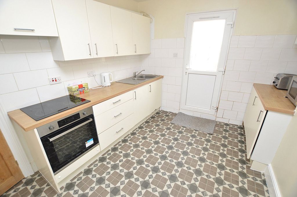 Property photo 3 of 10 3 - Kitchen